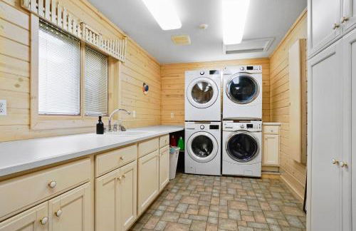 6BR Houghton Lake House with Indoor Pool, Hot Tub and Golf Simulator - Photo 41