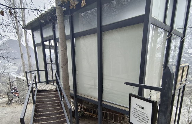 Stunning Cliff-edge 2-bedroom Chalet in Karimabad - Photo 20