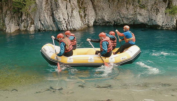 Remando por el río Voïdomátis