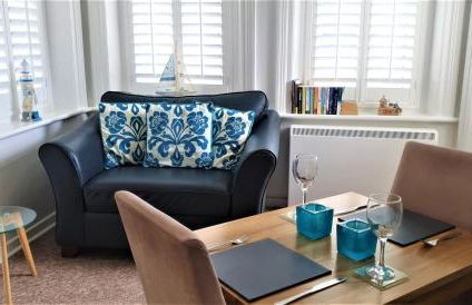 A Beautiful Apartment with Stunning Sea Views & Private Balcony - Photo 9