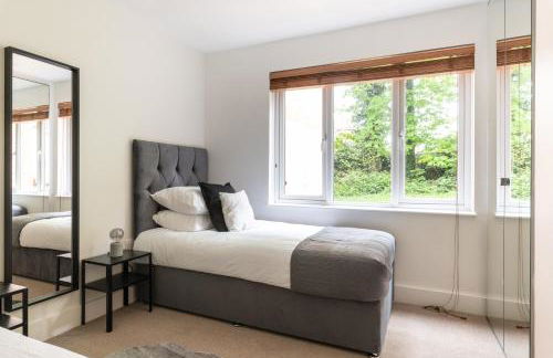 Spacious 2BR Flat - 2 Free Parking Spaces - Near LGW Airport - Foto 11