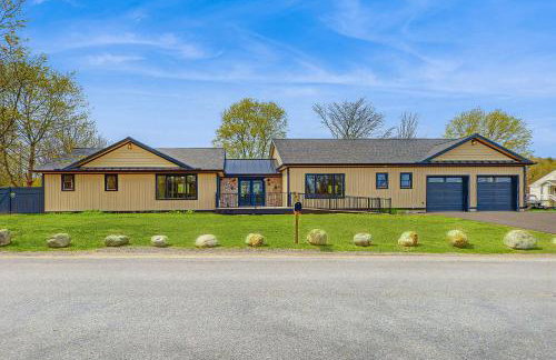 Outdoor Wonderland! Newly Built Home in Fort Ann - Foto 26