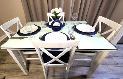 Beautiful Guesthouse, Sleeps 4 - Kitchen, Private Laundry, AC, Parking, 65' TV, Close to Stores, Restaurants & Beach - Foto 7