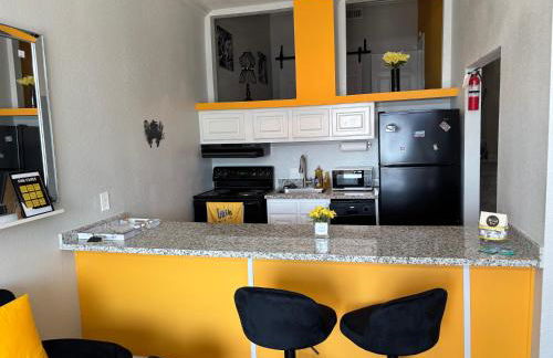 Sun-Kissed Stays - Photo 18