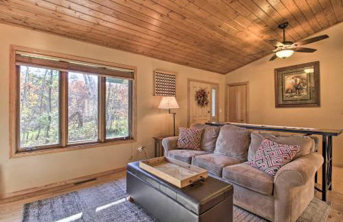 Cabin with Fire Pit and Movie Room, 1 Mi to Lake - Foto 10