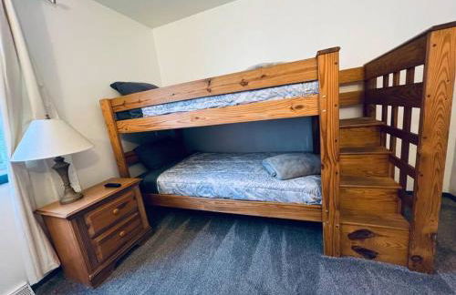 5 Bedroom Lakeside Home Sleeps 12 - Shared Lake Access, Large Yard, Central Air, Fire Pit, Horseshoes & More! - Foto 22