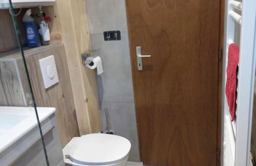 Joli appartement T2, la clairière du lac, rez de jardin, terrasse fermée, parking - Foto 13