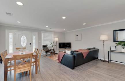 Stylish 3BR 3BA Colonial House by CozySuites - Foto 7