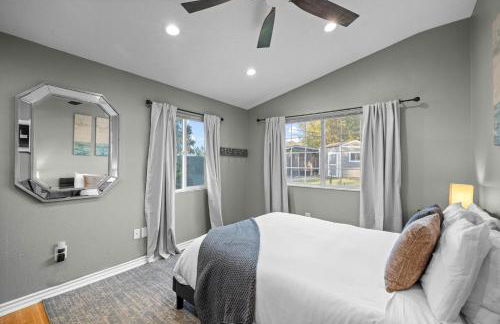 Modern Oceanside Stay with Yard & Laidback Vibes - Foto 12