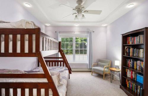 White Mountain Retreat with Theater, Fire Pit, Game Room and River Access - Foto 31