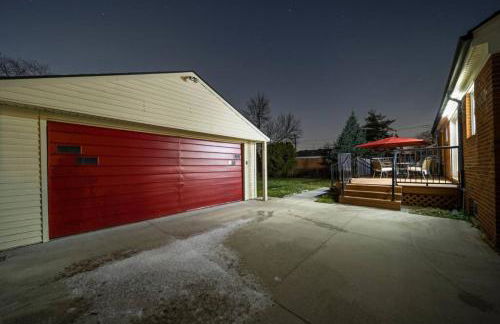 Elegant Oasis 4 Bedroom Home Away from Home - Photo 28