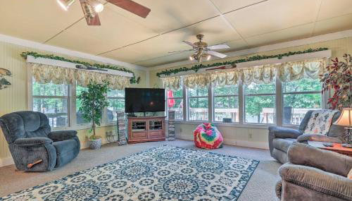 Waterfront Sparta Gem with Fire Pit and Kayak! - Foto 5