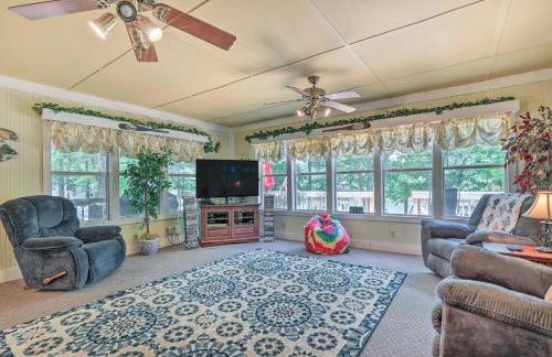 Waterfront Sparta Gem with Fire Pit and Kayak! - Foto 5