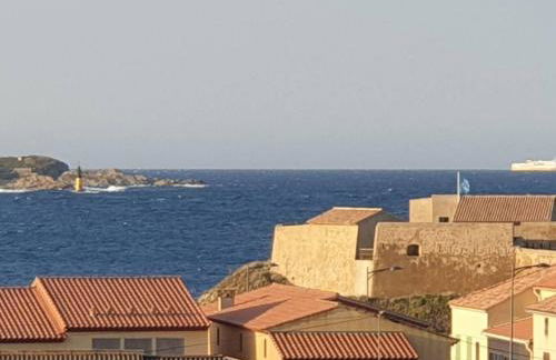 Studio Cabine à Giens avec Terrasse, Piscine et Parking - FR-1-335-193 - Foto 2