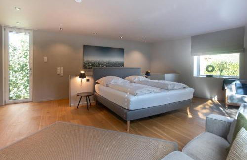 LAKESIDE LODGE - Photo 9