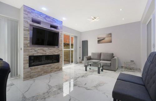 Stylish Home With Free Parking And Easy City Access - Photo 14