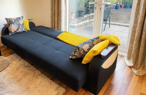 Modern 3 Bedroom Home, Free Parking, Garden, Sleeps 7 - Photo 17