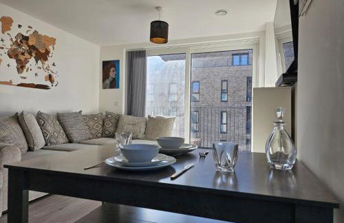 Luxury 1-Bed Apartment with balcony & Free parking - Photo 3