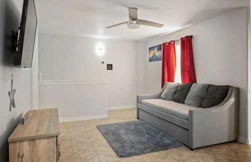 8 Mins to SPI Beach Spacious 3BR with Backyard - Foto 28