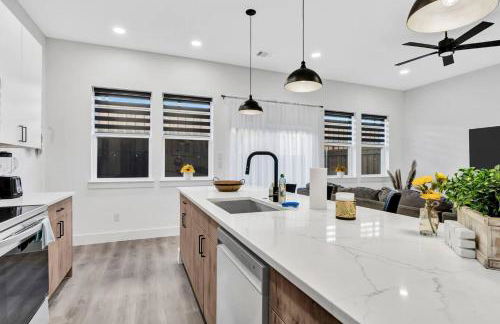 Dallas Escape w/ Rooftop + Yard • Sleeps 10 - Foto 15