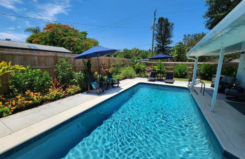 Coastal Vibes! Tropical heated pool home short drive to the beach - Foto 12