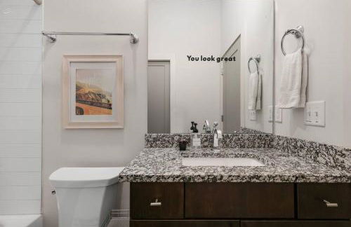 Modern Luxe Townhome with Rooftop Cinema - Foto 34