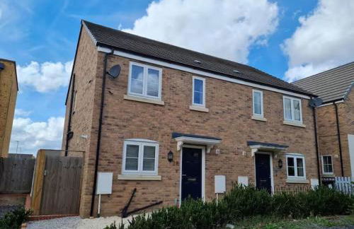 Spacious 3-Bed House - Sleeps 8 Garden & Parking - Foto 1