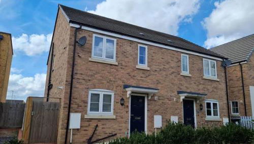 Spacious 3-Bed House - Sleeps 8 Garden & Parking - Foto 1