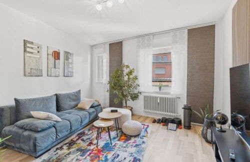 BAT Home Solutions Saarburg Altstadt - alles was ein Hotel nicht bietet - 3 Apartments 45 bis 75 qm für bis zu 12 Personen - direkt unter der Burg - 2 Min zur Altstadt - Weinbergblick, Heimkino und E-Ladesäulen - Foto 7