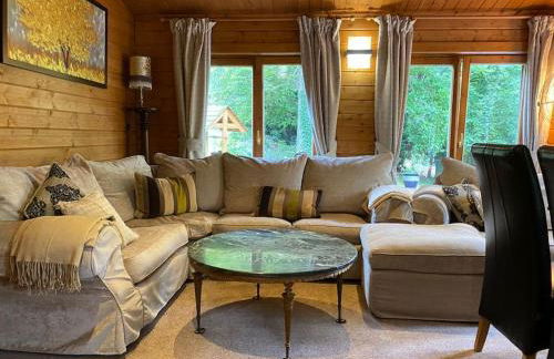 3 Bedroom Lodge Hotub pool in Horsley Surrey UK - Photo 3