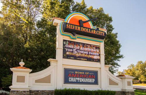 Cozy Lakeside Getaway - Outdoor Theater - Free Early Check-In- 4min to Silver Dollar City - Foto 49