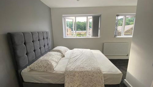 3- Bedroom House -Private Parking - contractors welcome- 2 Min M62 - Foto 2