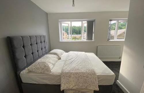 3- Bedroom House -Private Parking - contractors welcome- 2 Min M62 - Foto 2