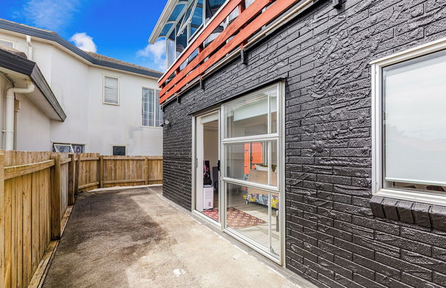 Spacious Renovated 3BR in Ellerslie I Zodiak Stays - Photo 15