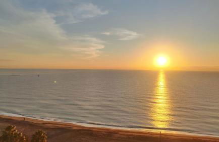 BEACHFRONT -- NEW LUXURY Apartment -- 1ª Linea Playa -- Fuengirola CITY CENTER -- Private PARKING -- Panoramic Sea Views -- - Photo 10