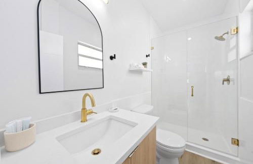 M Lake Worth Beach - Modern Villas Near West Palm Beach, Chic Retro Vibes, King Bed, Cozy Backyard, BBQ, Workspace, High-Speed Internet, Free Parking, 5 Minutes to Downtown & Beach - Foto 49