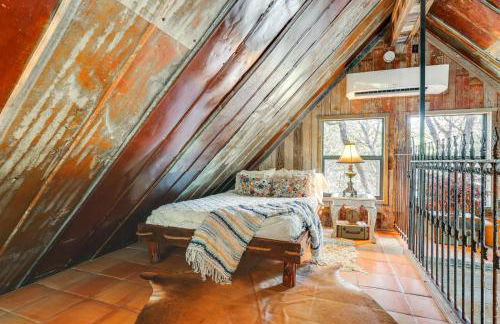 Horse Thief Inn Cabin Retreat with Deck and Hot Tub! - Foto 14