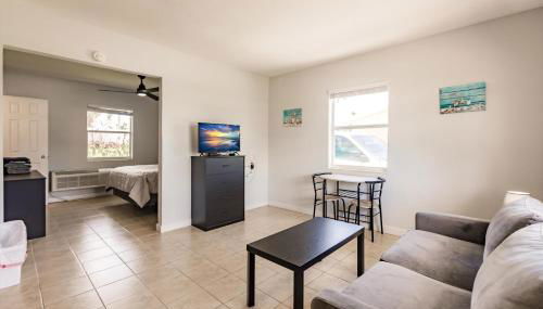 Poolfront Cottage Near Beach with Full Kitchen! - Foto 2