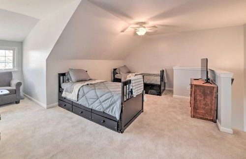 Country-Chic Home with Fire Pit, Steps to Lake! - Foto 19