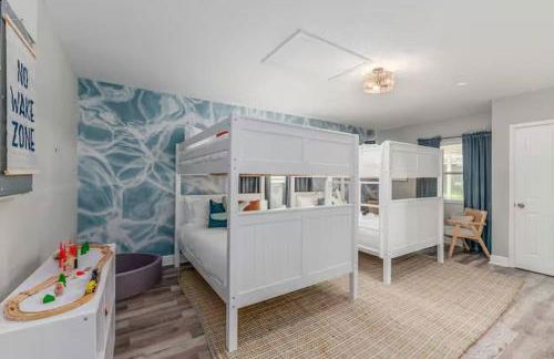 New listing~10 min to beach~Back yard fun~Pool - Foto 33