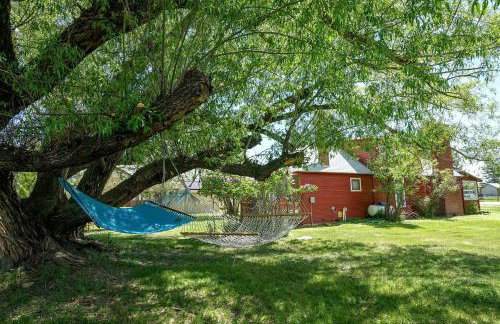 Charming Montana Bungalow with Madison River Views, Steps from Main Street in Ennis, MT - Foto 20