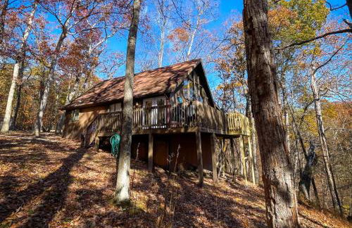 Chalet w Hot Tub Fireplace Grill FirePit & Wifi - Photo 31