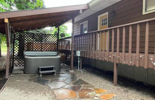 Vibrant Forest Retreat - Game Room, Spa, Fire Pit - Sleeps10 - Foto 24