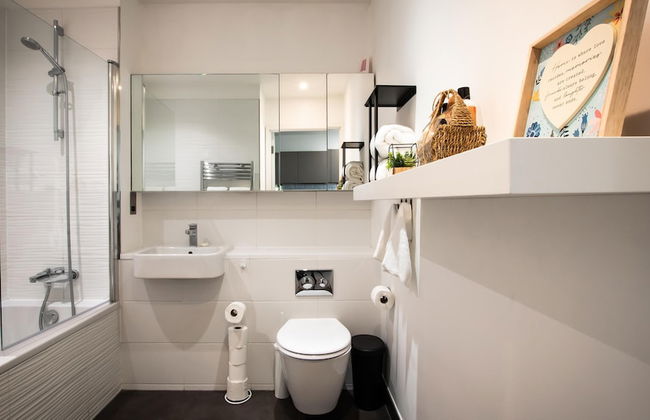 Cozy Luxury City Apartment in Central Bracknell - Photo 13