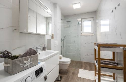 Villa Loni Trogir Marina with great pool and jacuzzi - 3 e-bike free - Foto 23