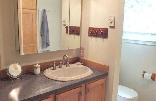 Peaceful Family Cabin on Beautiful Property, Plenty of Hiking and Fishing, 20 minutes from the coast, bordering Siuslaw National Forest, Oregon - Foto 16