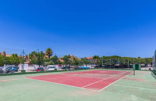 Paraíso Familiar en Marisol Park Bungalow con Piscina, Tenis y Parking - Foto 11