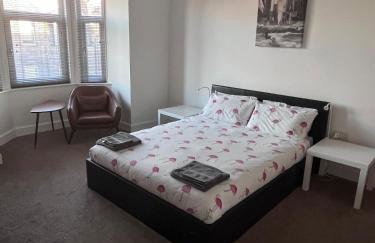 Spacious 2 bedroom flat nearby train and bus station - Foto 14