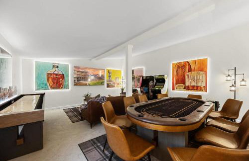 Bourbon-themed home w arcade & hot tub for groups - Foto 25