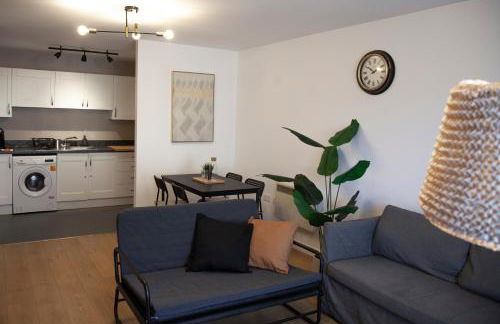 Modern 2 bed Apartment- Town Centre - Photo 5